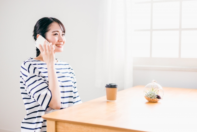 電話する女性